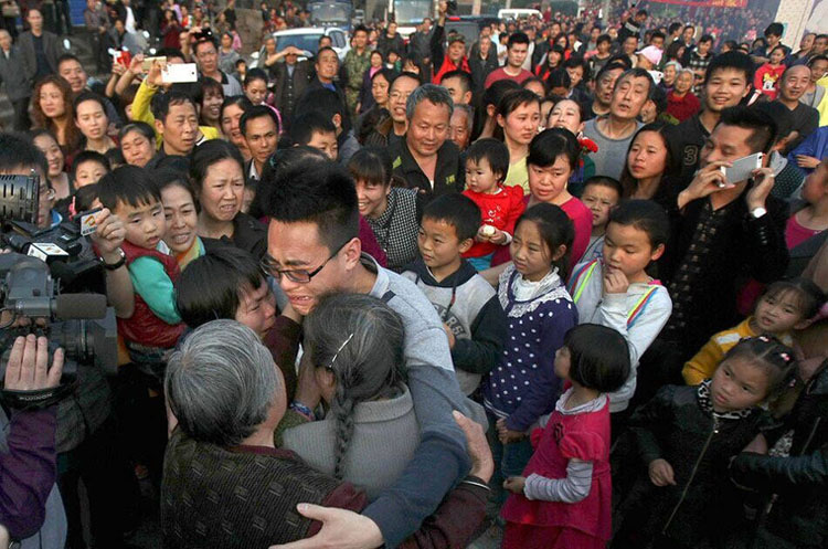 蚌埠4岁男孩被拐 26年后母子终团聚感动全村 